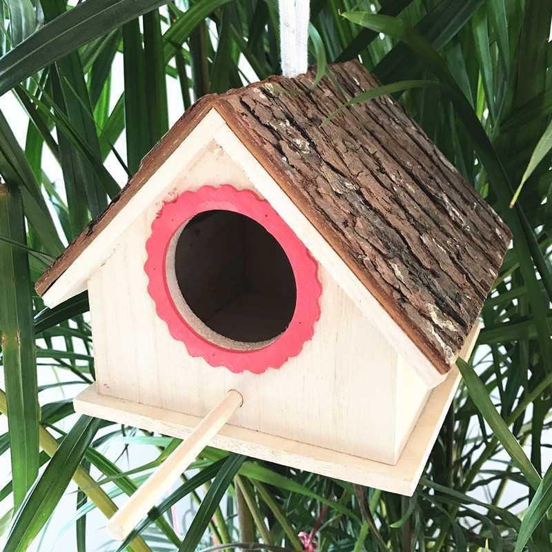 Casetta per pappagalli da esterno su un albero.