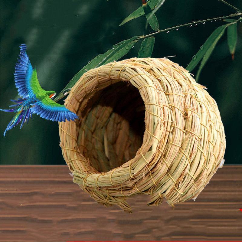 Nido d'uccello caldo e intrecciato a mano.